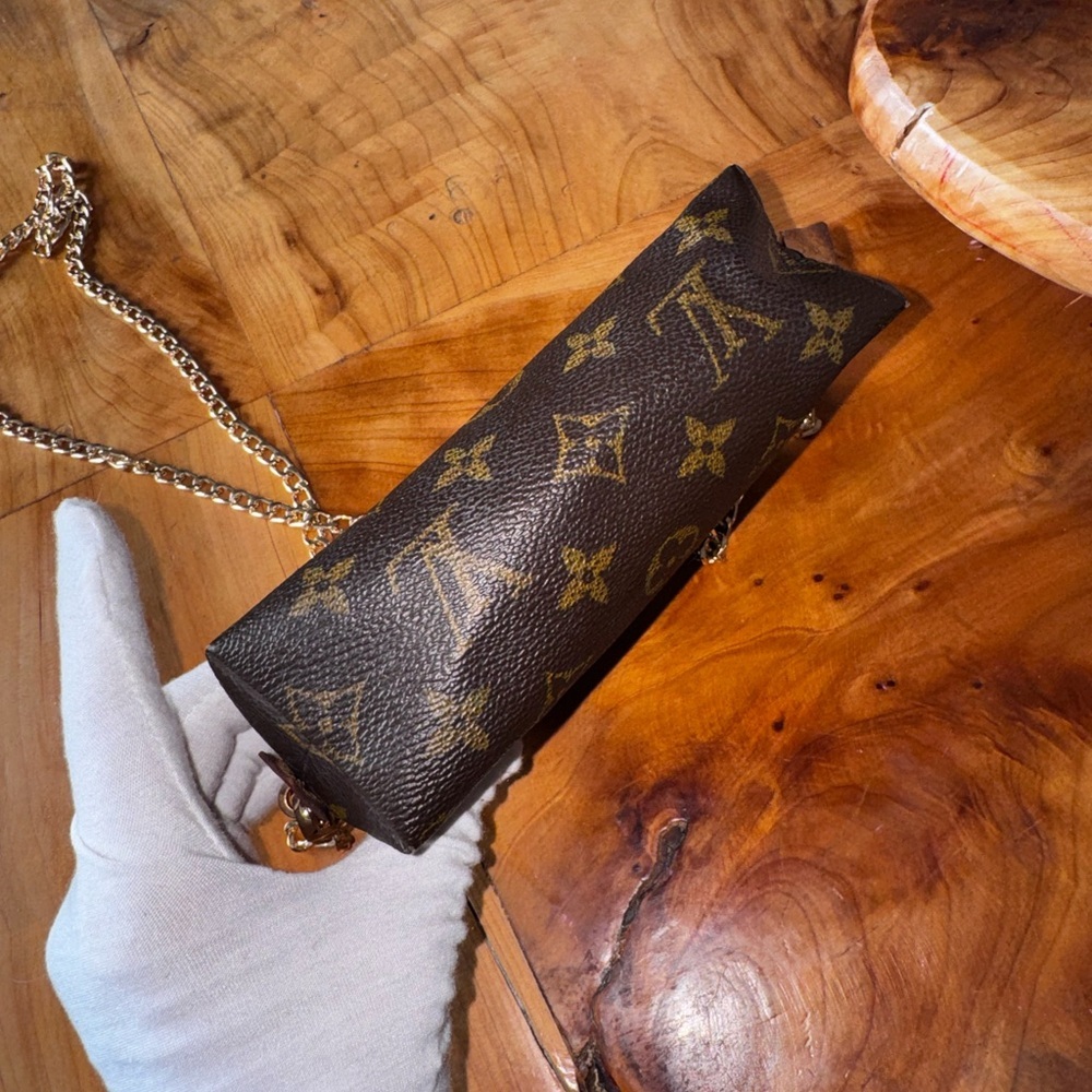 Louis Vuitton
Monogram Cosmetic Pouch vintage with unbranded chain - Picture 7 of 17